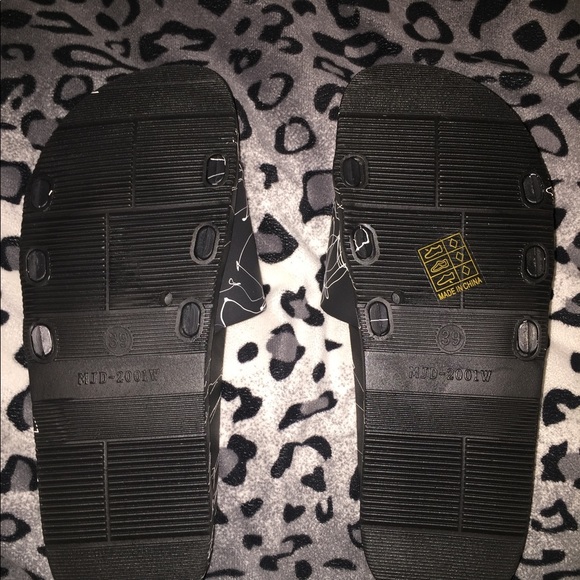 Women’s black slides - Picture 2 of 2